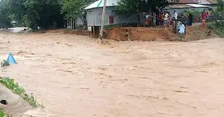 ঝিনাইগাতীতে মহারশি নদীর বাঁধ ভেঙে বাজার ও নিম্নাঞ্চল প্লাবিত